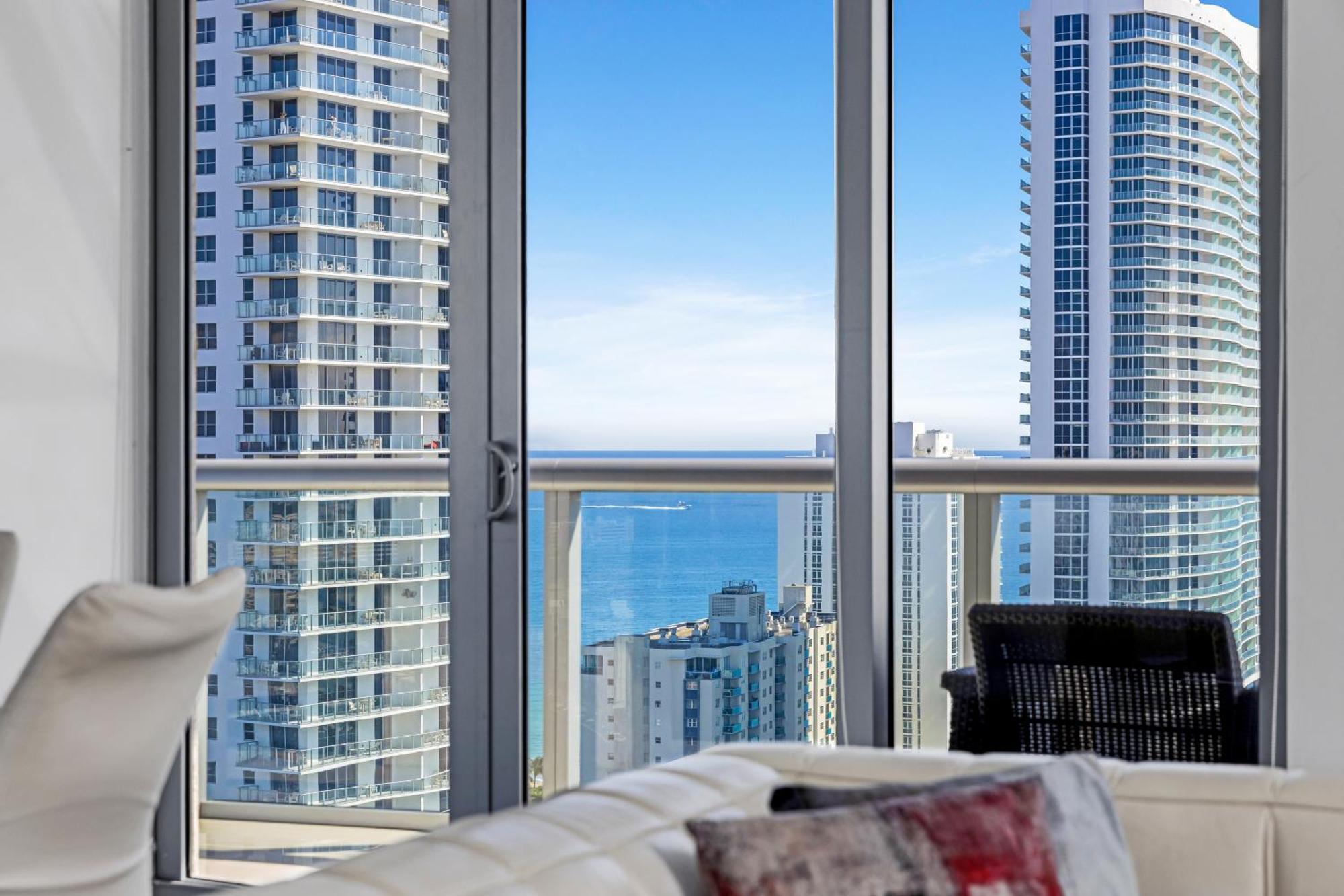 Resort-Style Living With Direct Ocean Views - 3Br Beauty Hallandale Beach Exterior photo